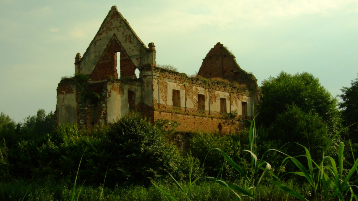 Loret - ruiny kościoła na wyspie